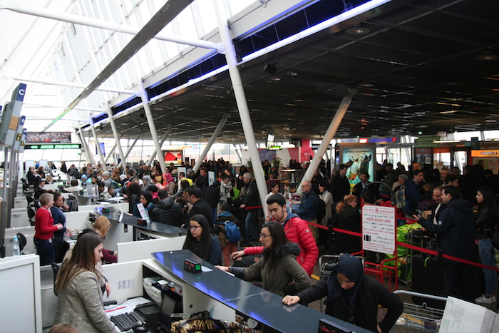 Aéroport de Lille souligne la courtoise des milliers de passagers belges envers ses équipes.