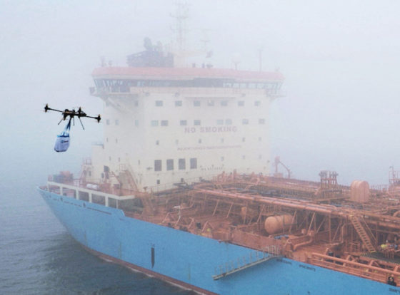 Le drone 4-8X Dual Atex de Xamen Technologies et l'un des 100 tankers de la flotte de Maersk