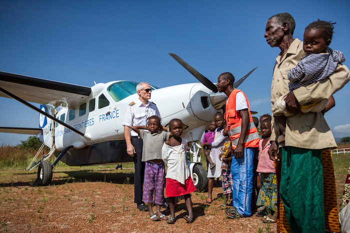 Depuis 1980, Aviation Sans Frontières met les moyens et les compétences du monde aéronautique au service de l’humanitaire