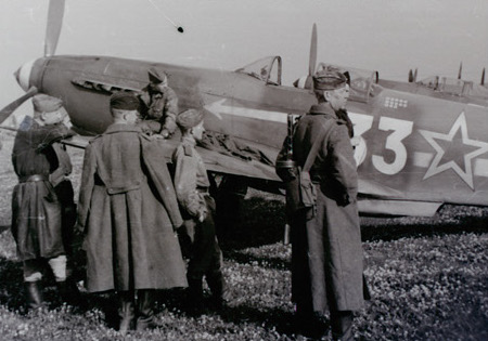 Yak 3 entouré de soldats soviétiques