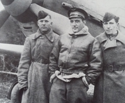 Le commandant Pouyade avec ses mécanos