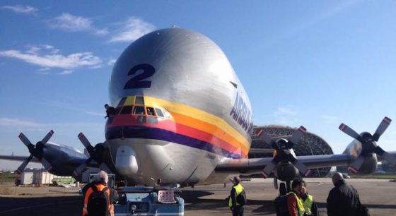 L'arrivée au musée du Super Guppy des Ailes anciennes de Toulouse