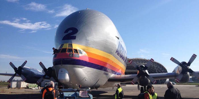 L'arrivée au musée du Super Guppy des Ailes anciennes de Toulouse