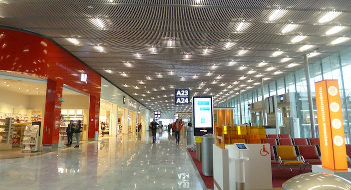 Construite dans la continuité du hall international (hall A), la nouvelle jetée d’Orly dispose d'une capacité d'accueil de 1,9 million de passagers par an.