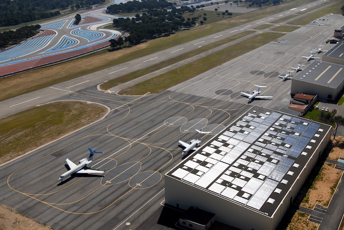 Avec de nombreux hangars avions et un terminal passagers dédié, l’aéroport du Castellet offre des services haut de gamme personnalisés, destinés à une clientèle d’affaires et VIP.
