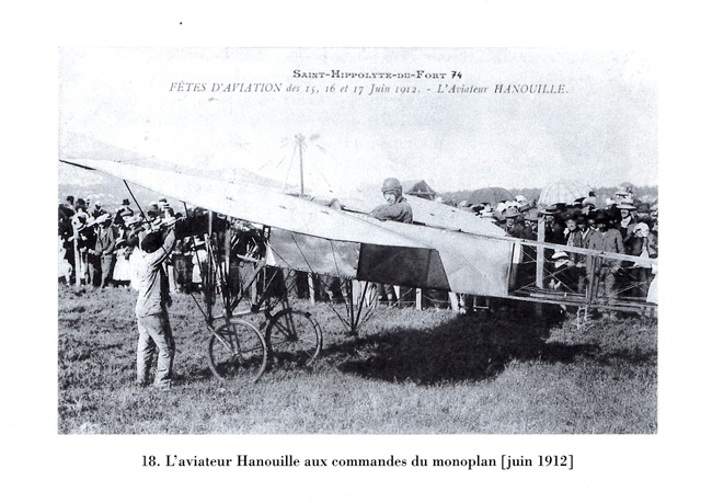 En Juin 1912, l'aviateur Hanouille se prépare pour une présentation de son Blériot XI monoplan sur le terrain des