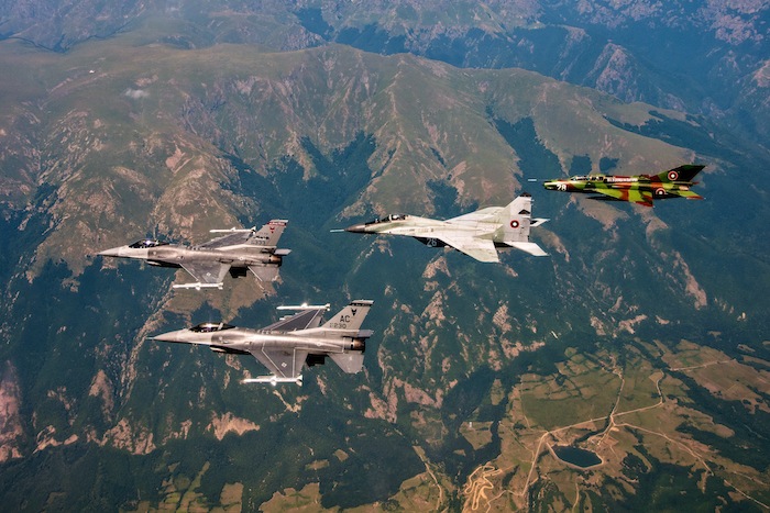 MiG 21 et 29 bulgares en formation avec des F-16 de l’USAF au cours de l’exercice Thracian Star en 2015.
