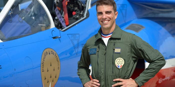 Ancien pilote de Rafale, le Capitaine Cyril Touzet (Arket) a rejoint la Patrouille de France en septembre 2015. Il occupe la place d'équipier intérieur Gauche (N°3) au sein de l'équipe 2016.