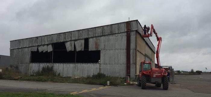 Les bénévoles de l’aéroclub, ont, pendant 3 semaines, trié, vidé, reclassé tous les objets, pièces et carcasses diverses accumulées pendant 60 ans avant la démolition.