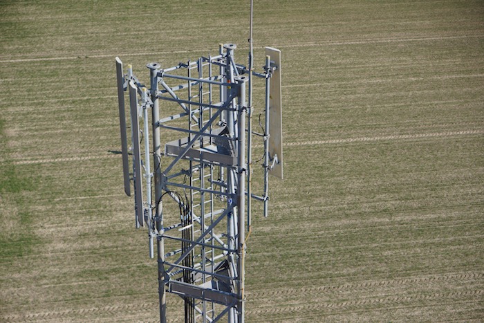 En France, Orange fait appel aux drones pour l'inspection des antennes d'accès terrestre difficile, voire impossible.