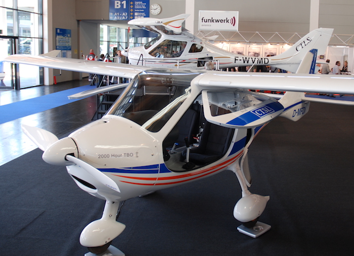 En 2013, au salon Aero Friedrichshafen, Flight Design mettait en vedette son biplace LSA, le CTLS