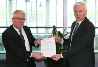 Yves Tatibouet (gauche), Directeur de la DSAC Sud Est remet le certificat AESA à Pierre Régis, Président du Directoire de l’Aéroport Marseille Provence (droite).