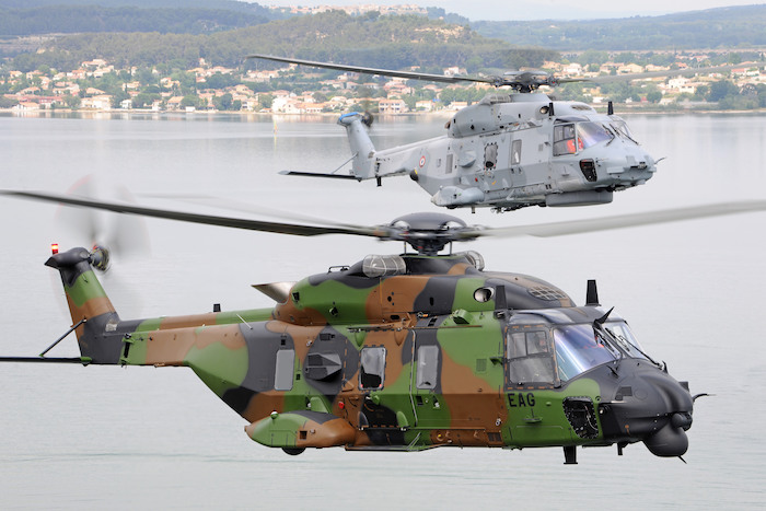 Un NH90TTH de l'Armée de terre et un NH90NFH de la Marine nationale