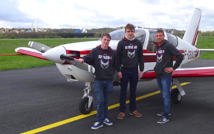 Guillaume D., Guillaume C. et Romain, étudiants de 1ère année de l’ISAE-SUPAERO décolleront dimanche 24 avril depuis l’aérodrome de Lasbordes à Toulouse pour un tour aérien d’Europe des universités