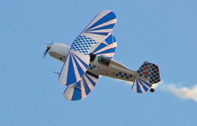 Jean Marc D'hulst se prépare à suivre les traces de la ligne, de Toulouse à Casablanca à bord de son biplan Starduster aux couleurs de la société Trescal