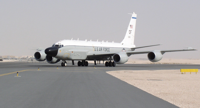 Un RC135, aisément reconnaissable à ses antennes carénées sur les flancs du fuselage.