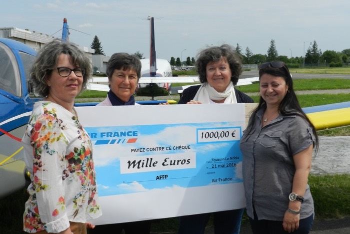 La remise du chèque par Nathalie Minguet au nom d'Air France (à gauche), à Adriana Domergue, Présidente de l'AFFP (à droite)