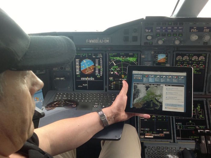 Il est évident que les fournisseurs spécialisés n'apprécient pas l'entrée en force dans les cockpits des avions de ligne de l'iPad et des autres tablettes grand public…