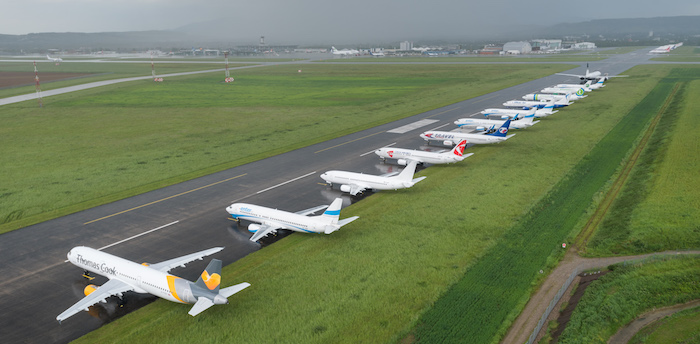 La piste est-ouest (26/08) de l'Euroairport a été utilisée pour le stationnement des avions