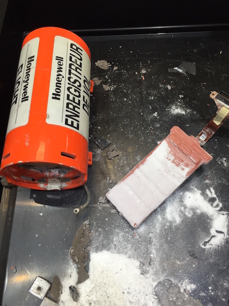 L'enregistreur de sons et paramètres de vol a été récupéré dès vendredi et envoyé à l'AAIB britannique.