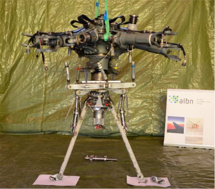 La tête rotor, le mât et les jambes de suspension arrière.