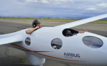 Après avoir sauté en parachute de l'A400M, Tom Enders, PDG d'Airbus Group, en copilote du planeur stratosphérique Perlan 2