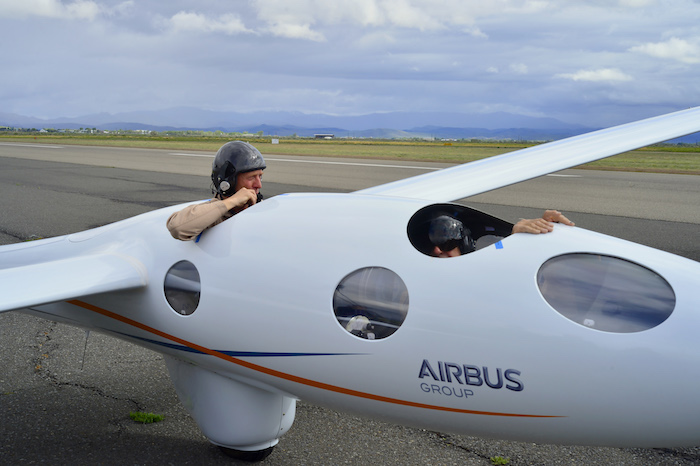 Après avoir sauté en parachute de l'A400M, Tom Enders, PDG d'Airbus Group, en copilote du planeur stratosphérique Perlan 2