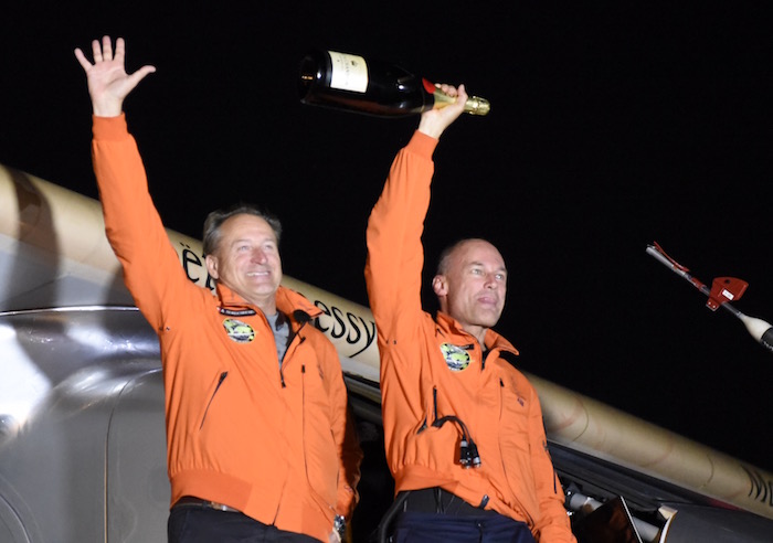 Bertrand Piccard accueilli à son arrivée à Lehigh par André Borschberg