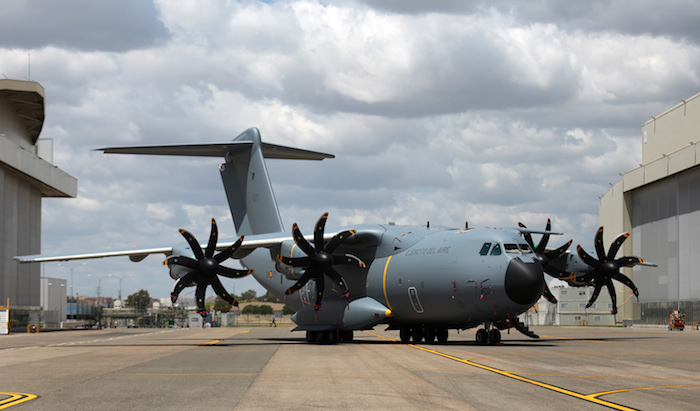 Airbus Defence and Space a présenté le premier A400M destiné à l’Espagne (MSN44) à sa sortie de l’atelier de peinture (17 juin 2016). Le premier vol est prévu mi-juillet.