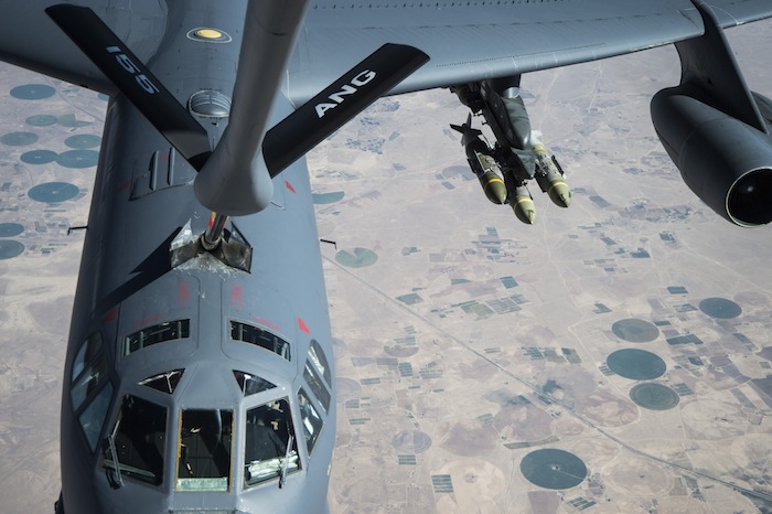 Un B-52H armé de JDAM à guidage GPS est ravitaillé en vol, en route vers ses objectifs en Irak.