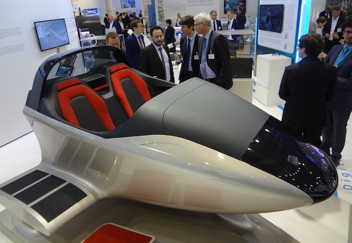Au salon ILA de Berlin, le cockpit connecté d'avion-léger était présenté sur une maquette d'E-Fan 2.0, l'avion électrique biplace côte à côte d'Airbus