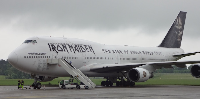Bruce Dickinson, leader du groupe Iron Maiden sur scène, et commandant de bord du 747, le reste du temps…