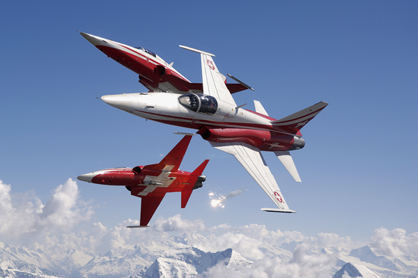 La Patrouille Suisse évoluera désormais à cinq appareils, jusqu'au rétablissement du pilte qui s'est éjecté après la collision des deux F5 Tiger en Hollande.