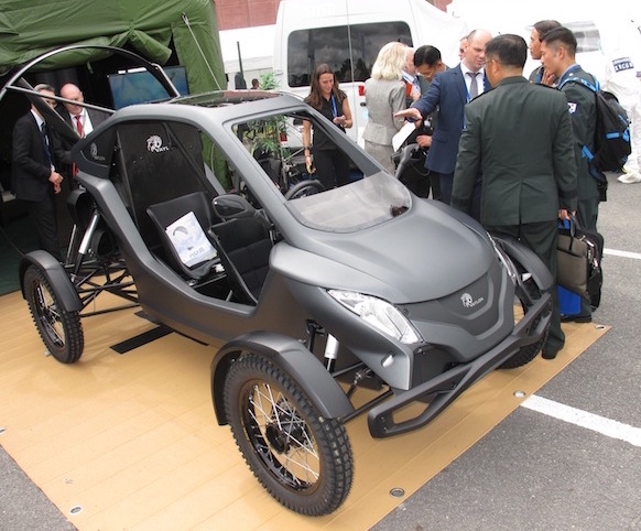 Le Pegase Mk II se distingue avant tout par la disposition des deux places en tandem. L’aspect « voiture » reste néanmoins très présent avec la carrosserie en carbone.