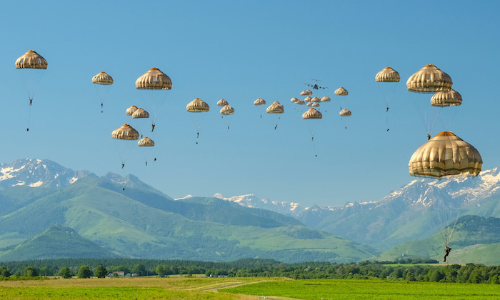Largage de 30 parachutistes par un A400M d'Airbus Defence and Space au pied des Pyrénées
