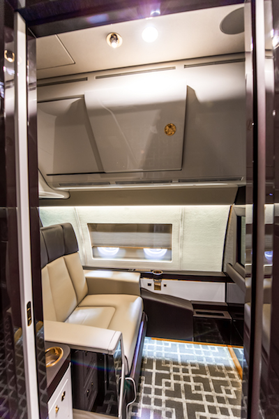 ACJC souhaite capitaliser son expérience acquise sur le marché VIP, reconnu pour son avant-gardisme, pour offrir aux passagers des compagnies aériennes la pointe de la technologie et de l’innovation, tout en intégrant les contraintes spécifiques liées à ce secteur