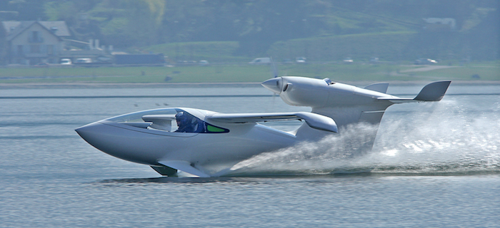 L'Akoya de Lisa Airplanes sur le lac du Bourget, près de Chambéry (Savoie)