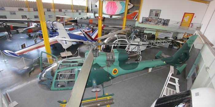 Intéressante Gazelle SA342L camerounaise arrivée cassée au musée. Les bénévoles se sont chargés de sa reconstruction…