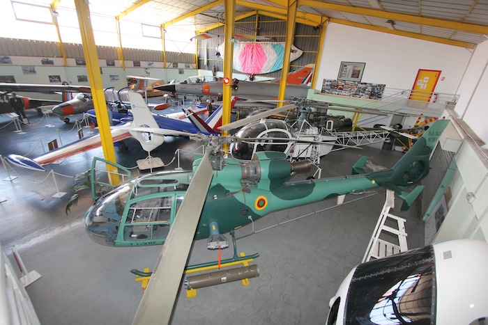 Intéressante Gazelle SA342L camerounaise arrivée cassée au musée. Les bénévoles se sont chargés de sa reconstruction…