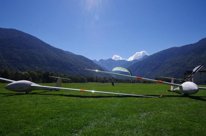 La piste en herbe de l'aérodrome de Luchon entouré par les Pyrénées