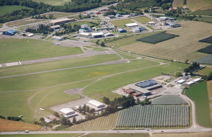 Le centre de formation aéronautique Polyaero de l'université Aix-Marseille est implanté, sur la plate-forme aéronautique de Tallard, au coeur d'une zone d'activité aéronautique regroupant 350 emplois.