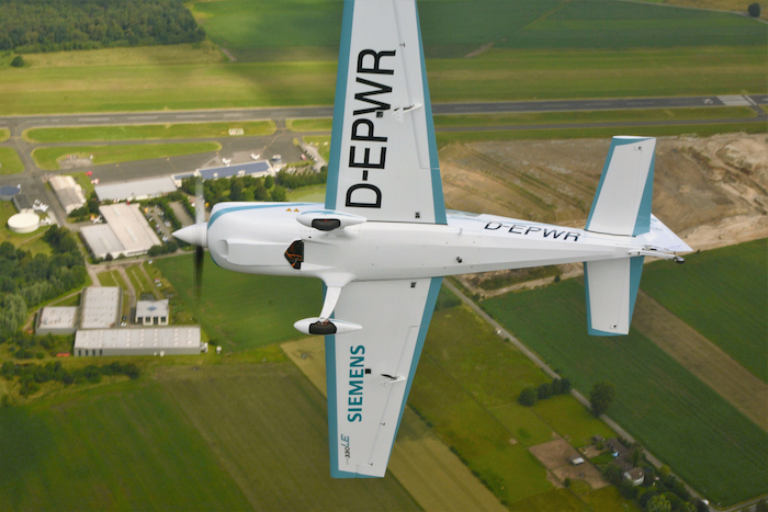 L'Extra 330LE est un banc d'essais volant capable de soumettre la motorisation électrique à de forts facteurs de charge