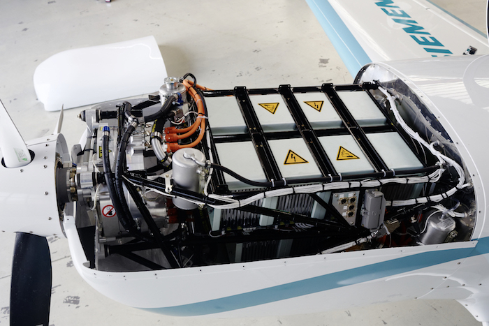 Le moteur électrique SP260D de 260 kW et ses batteries (300 kg) qui propulsent l'Extra 330LE de Siemens