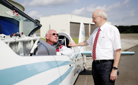 Walter Extra aux commandes de l'Extra 330LE et Frank Anton, directeur du département eAircraft de Siemens, lui-même voltigeur