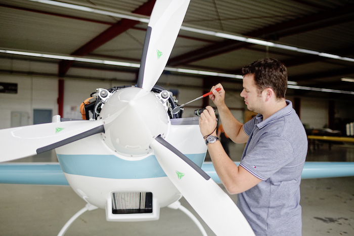 L'Extra 330LE est équipé d'un moteur électrique pesant 50 kg et d'une hélice tripale MT-Propeller