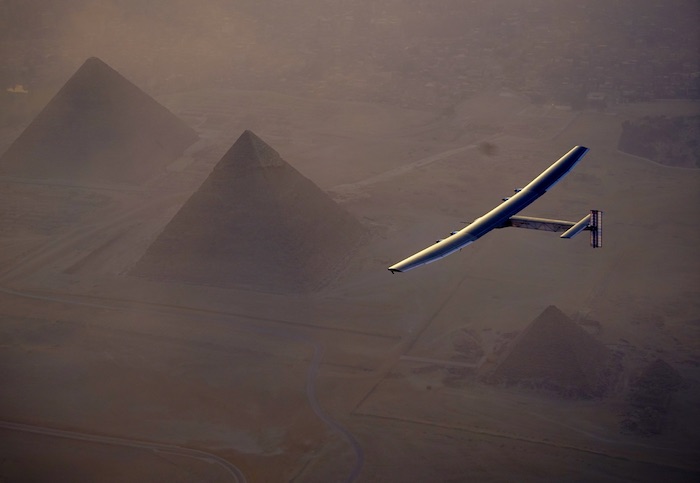 Solar Impulse 2 survole les pyramides egyptiennes