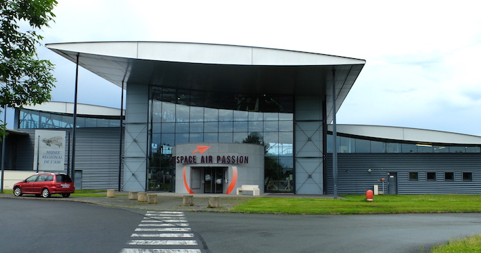 L'entrée du musée aéronautique, sur l'aéroport d'Angers-Marcé