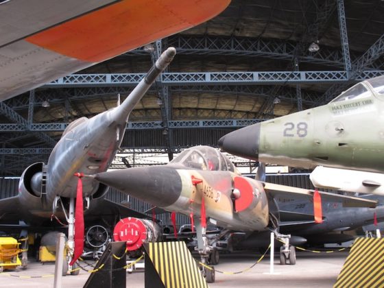 Le Mirage F1BQ du CAEA, entre Mirage IV et le A-4 SU Super Skyhawk singapourien.