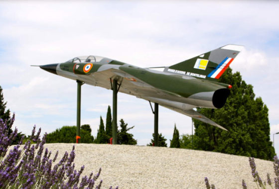 Le Mirage III, récemment posé sur le rond-point de Villepré à l'entrée de Montélimar donne la direction du site... Suivez le cap !