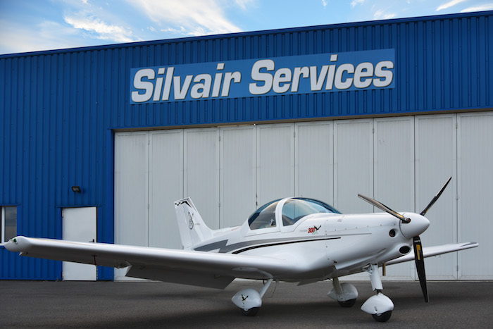 En proposant un biplace en kit (CNSK), Silvair, l'importateur français du Pioneer 300, rendre plus accessible financièrement le performant biplace italien aux aéro-clubs français. © Silvair